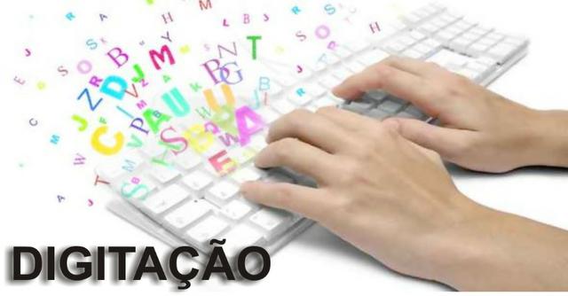 Mãos realizando uma digitação em teclado de computador com várias letras coloridas saltando das teclas.